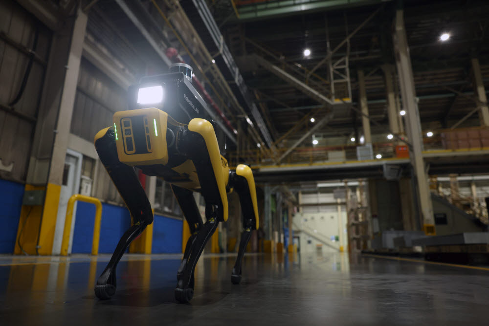 현대차그룹과 보스턴 다이내믹스와 첫 번째 프로젝트인 공장 안전서비스 로봇.