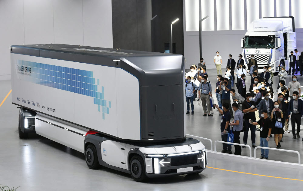 현대차가 2021 수소모빌리티+쇼 현장에서 수소전기 상용차를 선보였다.