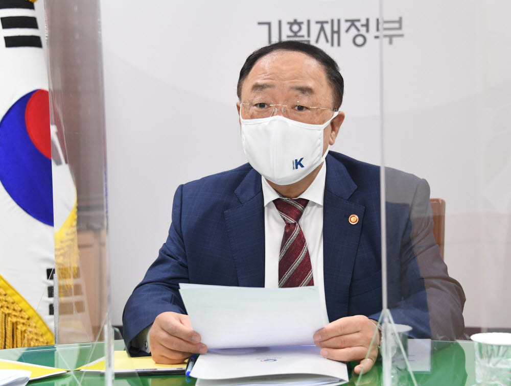 홍남기 부총리가 7일 정부서울청사에서 미국의 반도체 정보 요구 대응 방안을 논의하기 위한 관계장관회의를 주재하고 있다.