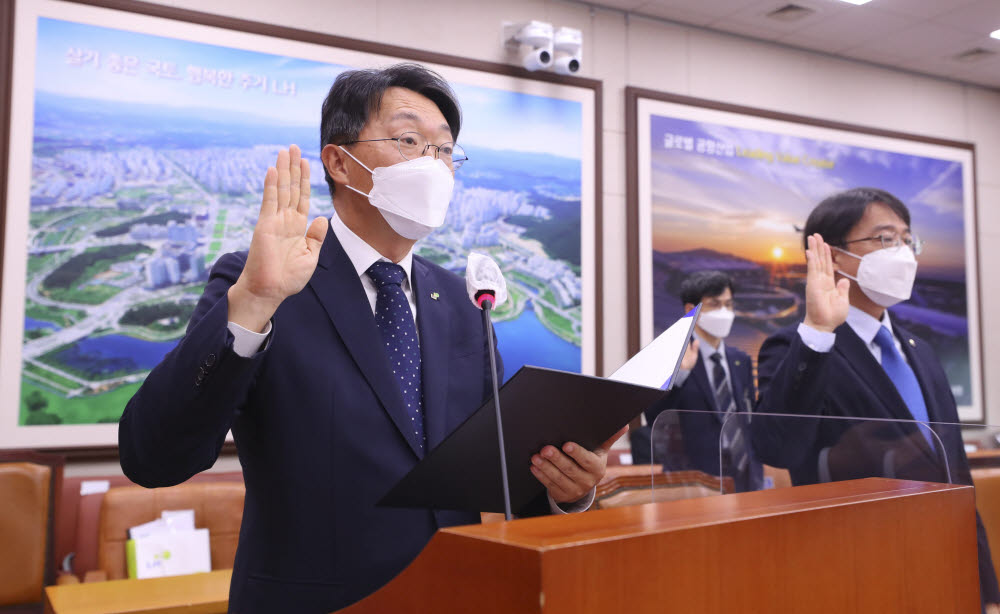 김현준 LH 사장이 선서를 하고 있다.