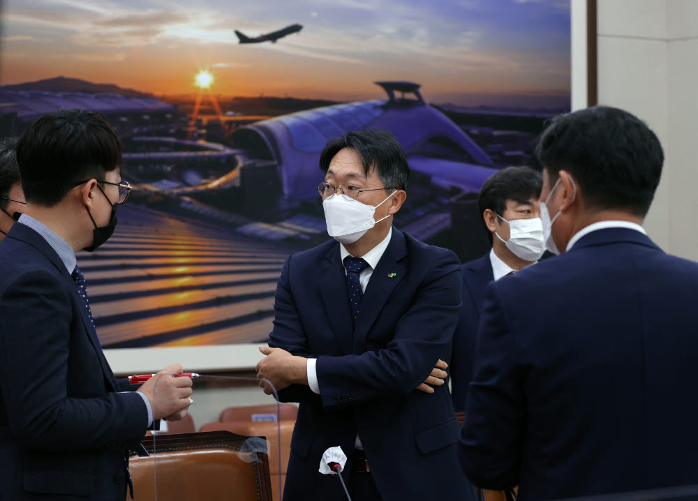 김현준 LH 사장이 국정감사에 앞서 관계자들과 대화하고 있다.