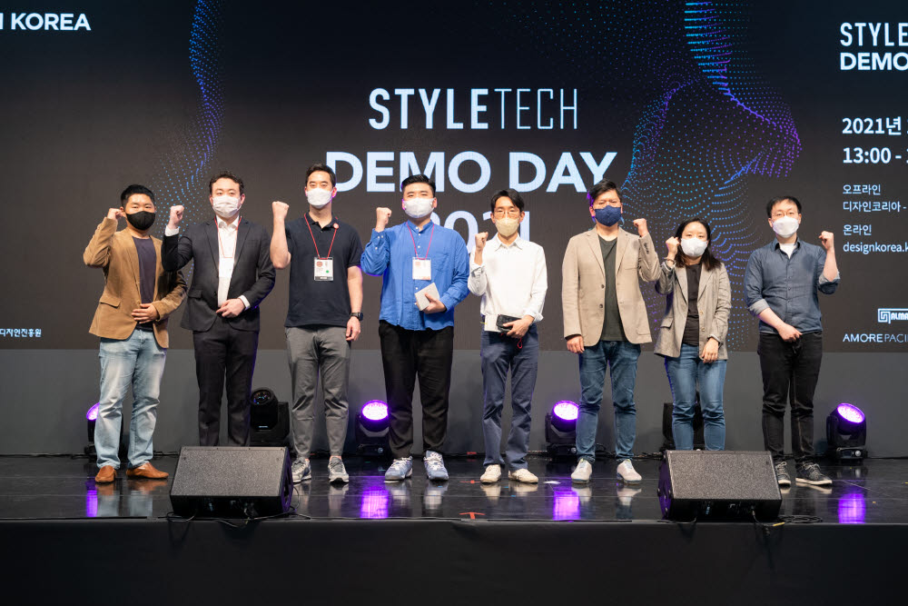 7일 서울 양재 aT센터에서 열린 스타일테크 데모데이 2021에서 스타일테크 3기 피칭기업 관계자들이 기념촬영을 하고 있다.