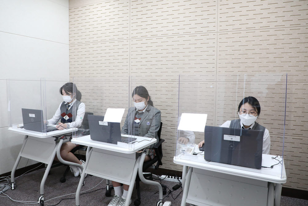 학생들이 유튜브 크리에이터 스튜디오에서 앰코테크놀로지코리아 비대면 면접을 보고 있다