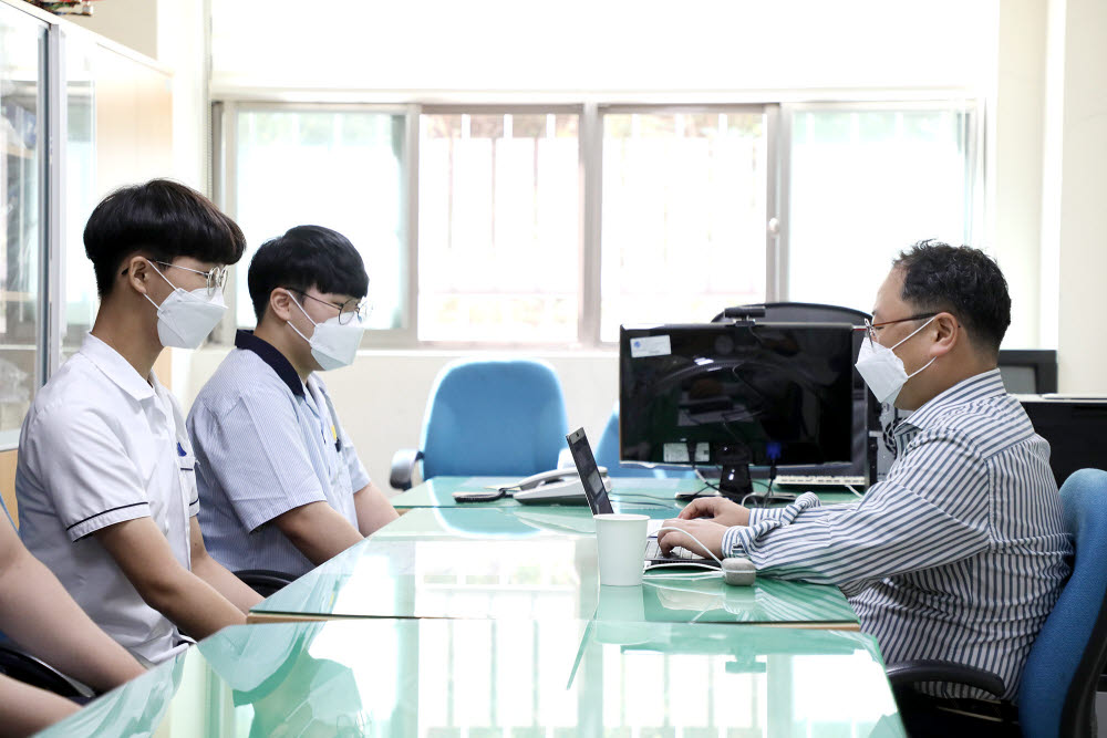스태츠팩코리아 관계자와 대면 면접을 하고 있는 지역 고교생들.