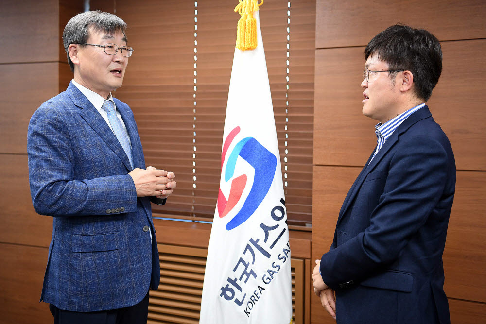 양종석 전자신문 산업에너지부장(오른쪽)이 임해종 한국가스안전공사 사장을 만나 경영 성과와 수소 안전 생태계 조성 전략에 대해 들어봤다.