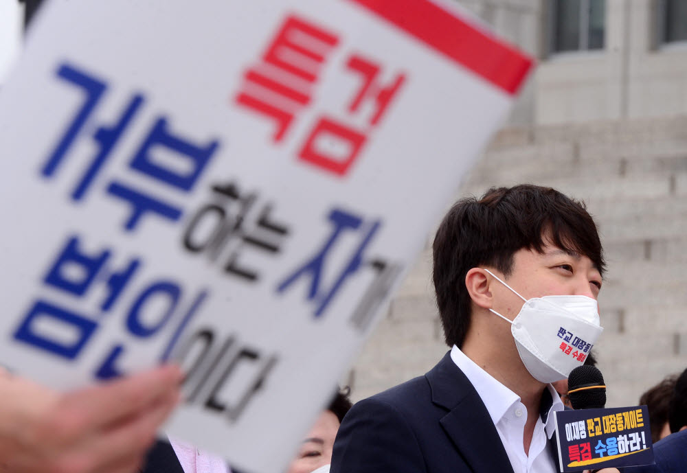 국민의힘 이준석 대표가 8일 오전 서울 여의도 국회 본청 앞 계단에서 열린 대장동 게이트 특검 추진 천막투쟁본부 출정식에서 발언하고 있다. 국회사진기자단