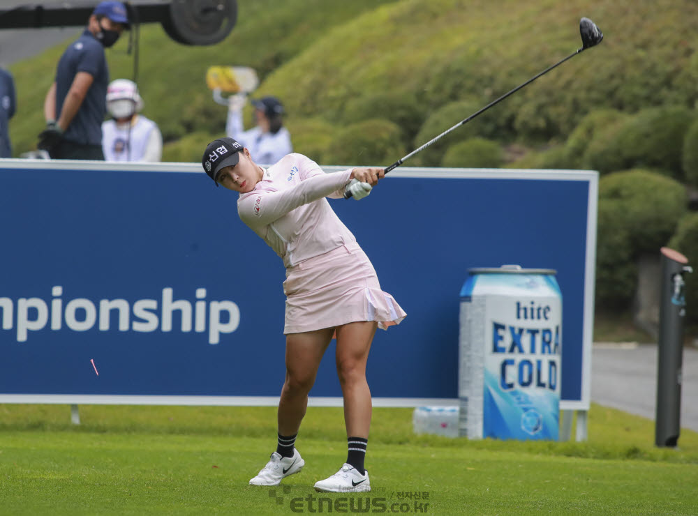 [포토]이효린, 머리를 고정하고 티샷해요