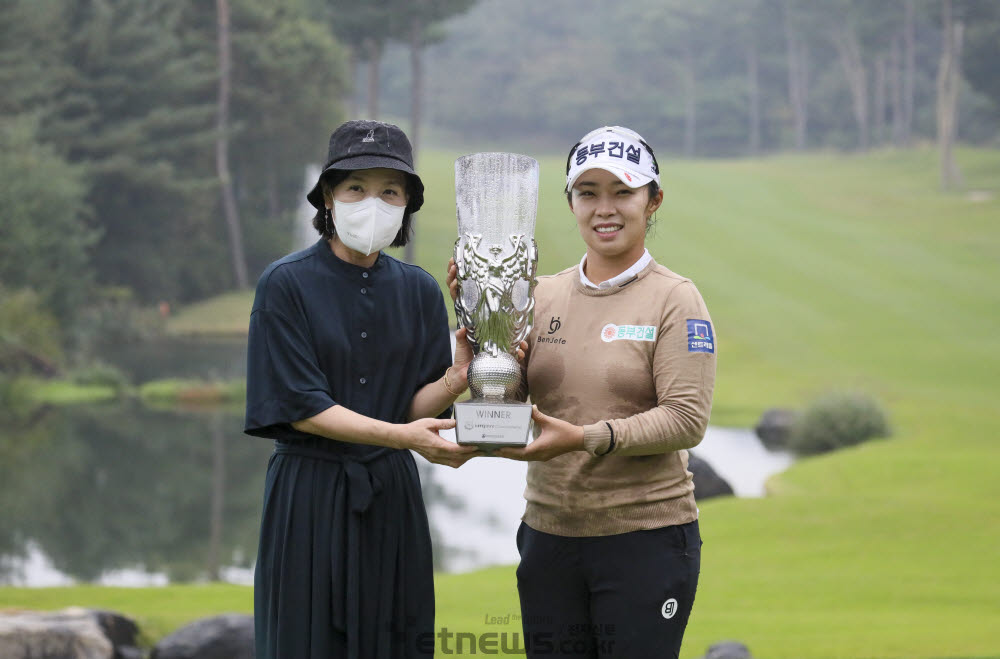 [포토]김수지, 고생하신 어머니와 함께 기쁨을 나눠요