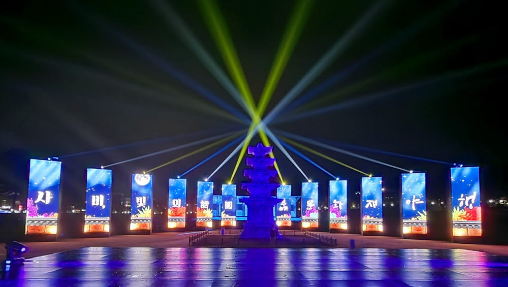 정림사지에 5G 28㎓ 미디어아트가 구현된 모습.