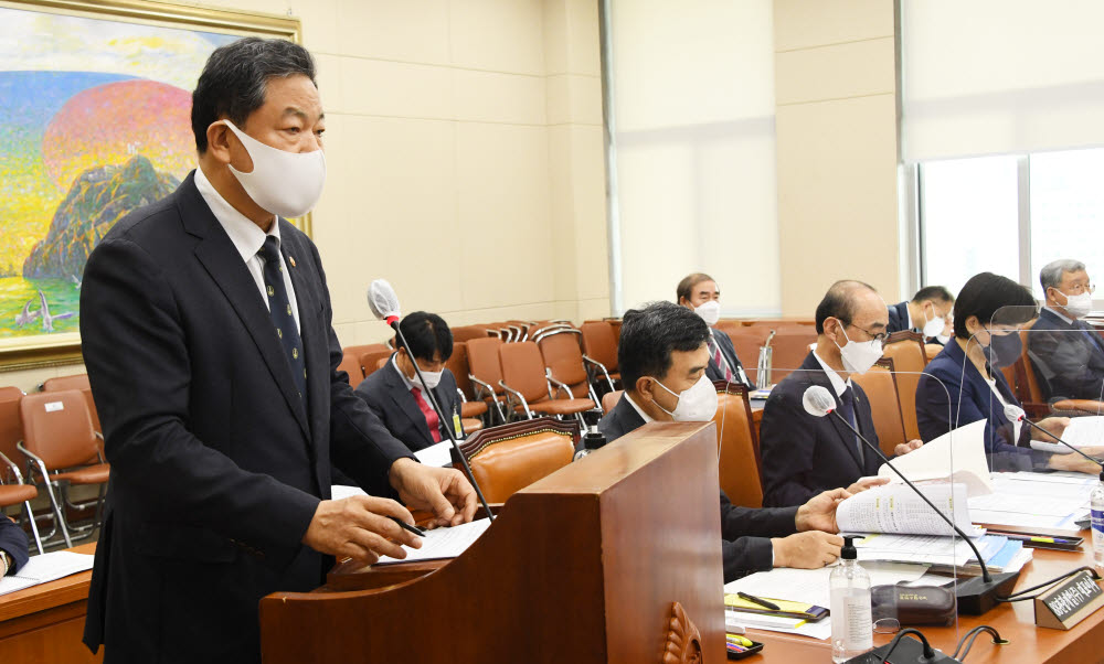 황기철 국가보훈처장이 업무보고를 하고 있다.