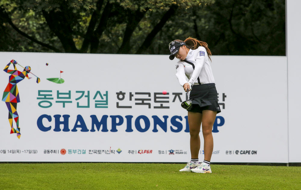 [포토]조아연, 파워샷으로 날린다