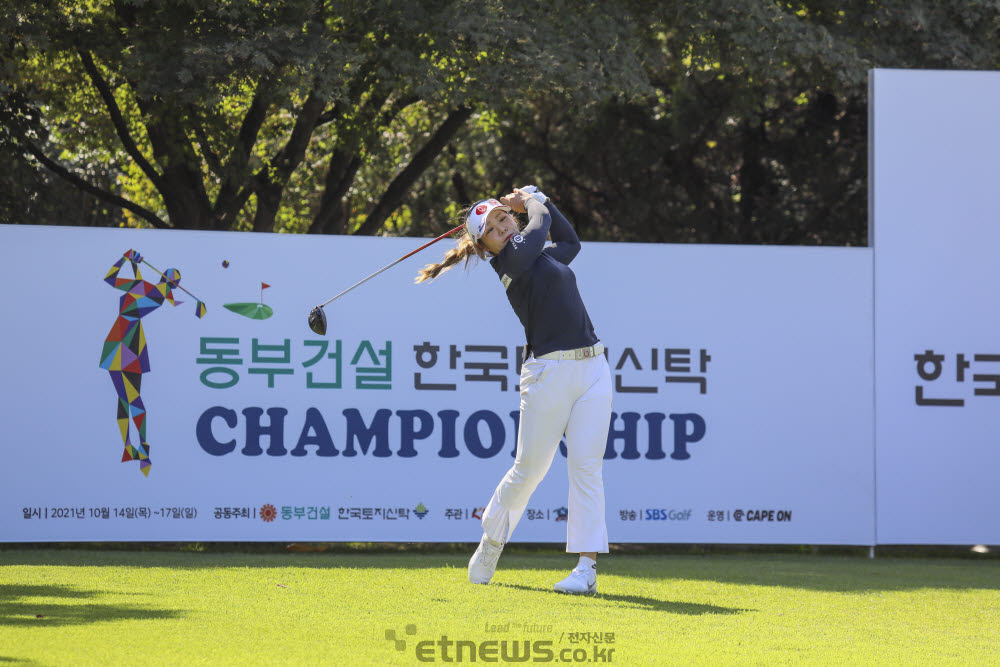 [포토]이소영, 1라운드 성적이 좋아요