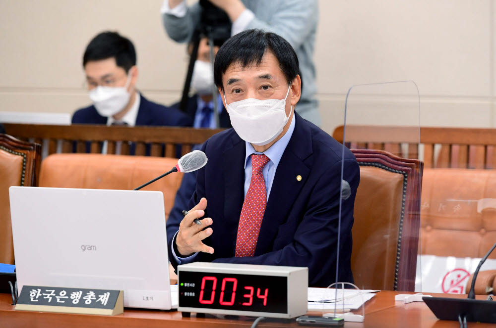 이주열 한국은행 총재가 15일 서울 국회에서 열린 기획재정위원회 한국은행 국정감사에서 질의에 답변하고 있다. (사진=국회사진기자단)