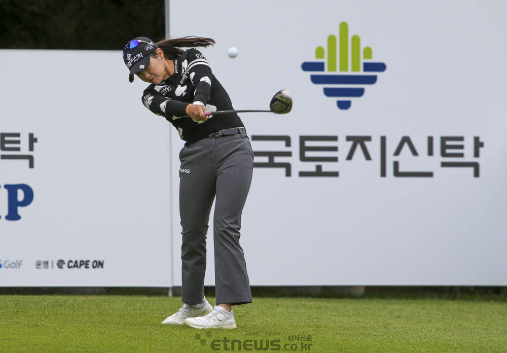 [포토]박현경, 힘을 실어서 보내요