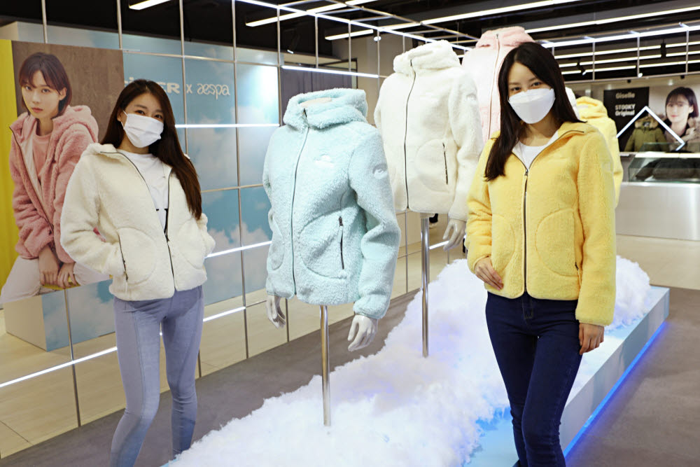 17일 서울 중구 소공동에 위치한 본점 지하1층에서 모델들이 아이더X에스파 팝업스토어를 홍보하고 있는 모습