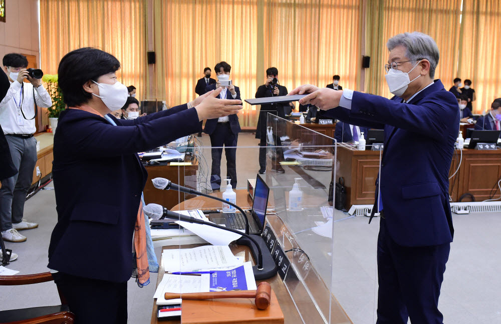 행안위 경기도 국정감사에 참석한 이재명