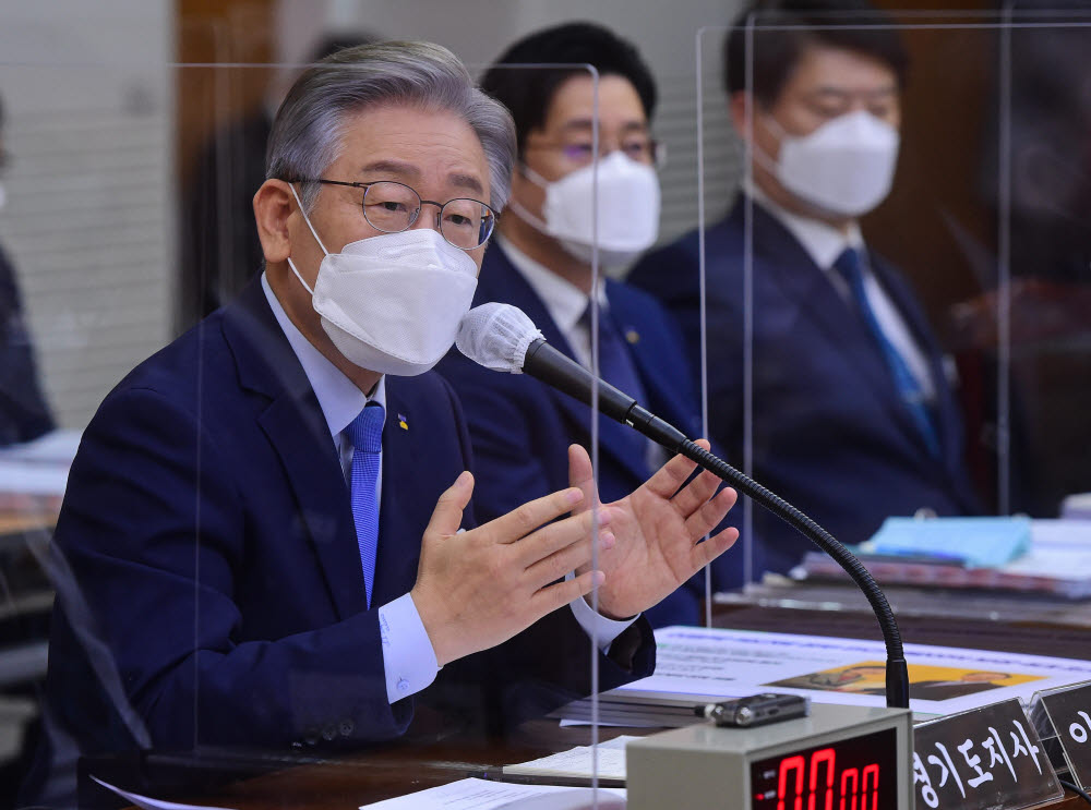 더불어민주당 대선 후보인 이재명 경기지사가 18일 경기도청에서 열린 국회 행정안전위원회의 경기도에 대한 국정감사에서 의원 질의에 답하고 있다.