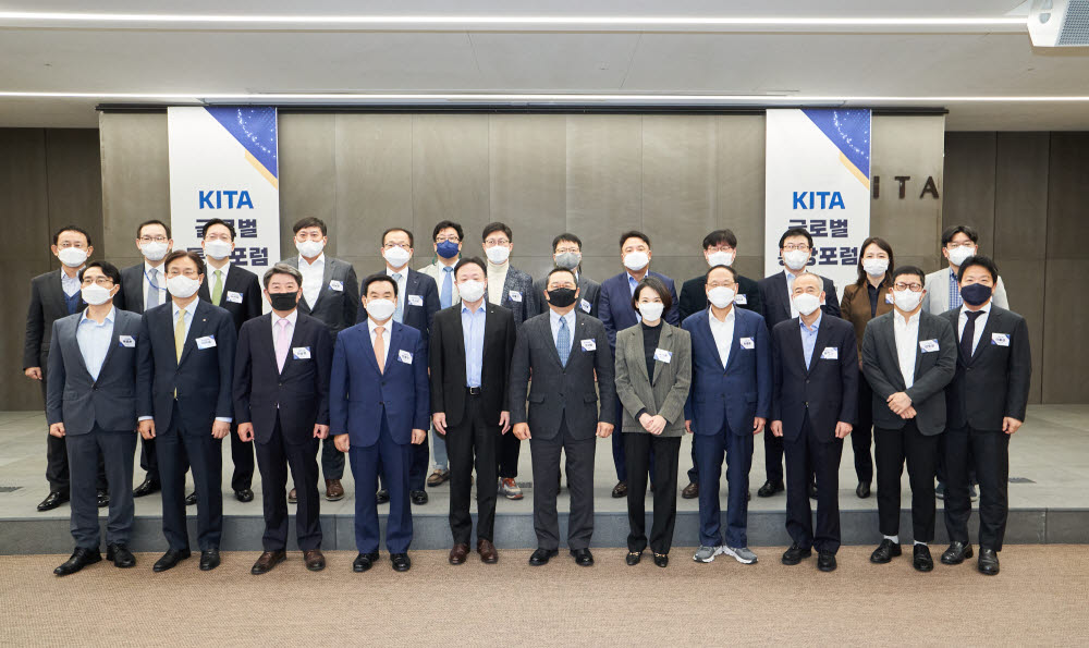 구자열 한국무역협회장(앞줄 가운데)과 김지윤 미국 MIT 정치학 박사(앞줄 왼쪽 다섯번째), 주요 참가자들이 기념촬영했다.