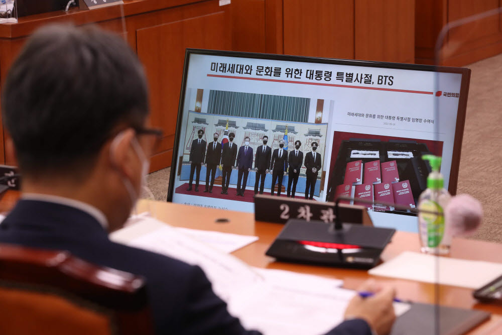 이용 국민의힘 의원이 21일 서울 여의도 국회에서 열린 문화체육관광위 국정감사에서 BTS 유엔 특사 비용 관련 질의를 하고 있다.