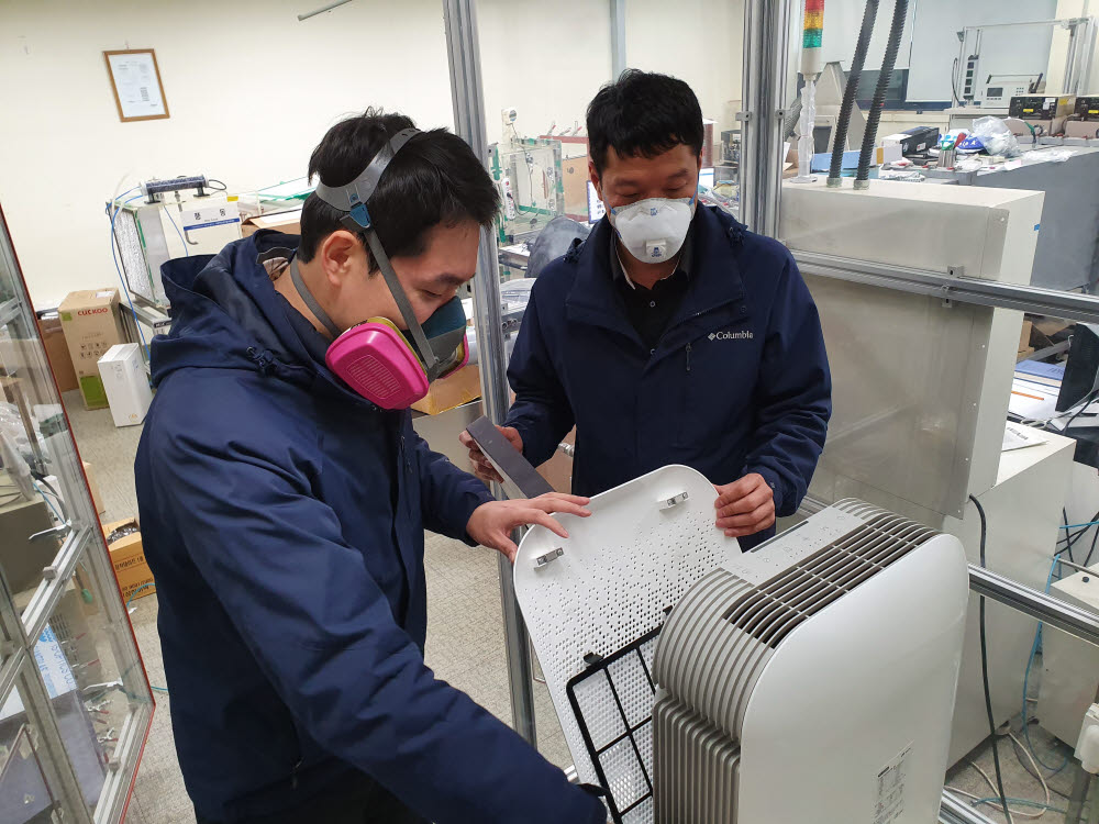 부산TP 청정공기산업 활성화센터에서 연구원들이 공기청정 제품을 테스트하고 있다.