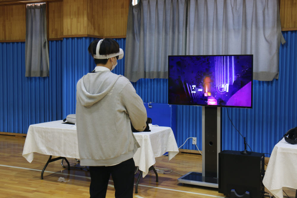 교내 취업박람회에서 학생들은 가상현실(VR) 가상면접, 자기에게 어울리는 색상찾기, 드론날리기 경연대회 등을 체험했다.