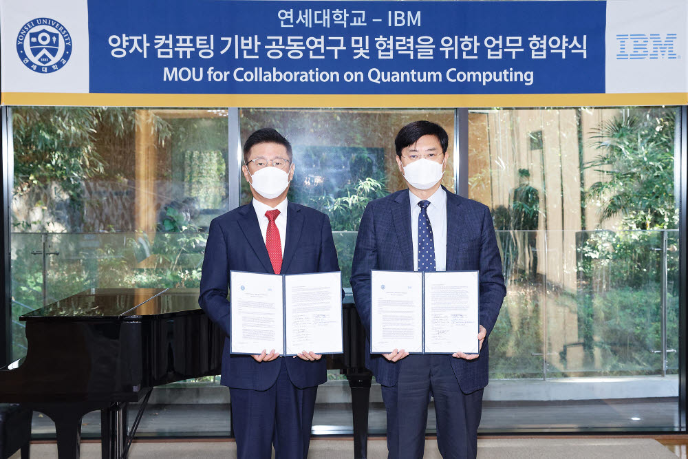 사진 왼쪽부터 한국IBM 원성식 사장, 연세대 서승환 총장