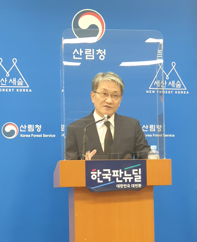 27일 강영진 산림부문 탄소중립 민관협의회 위원장이 정부대전청사 기자실에서 열린 브리핑을 통해 산림분야 탄소중립 전략 수정안을 발표하고 있다.