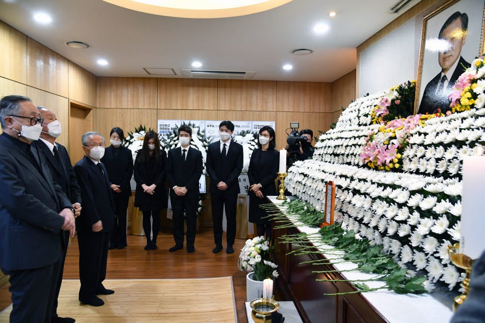 조문객들이 노태우 전 대통령 빈소에서 조문하고 있다.