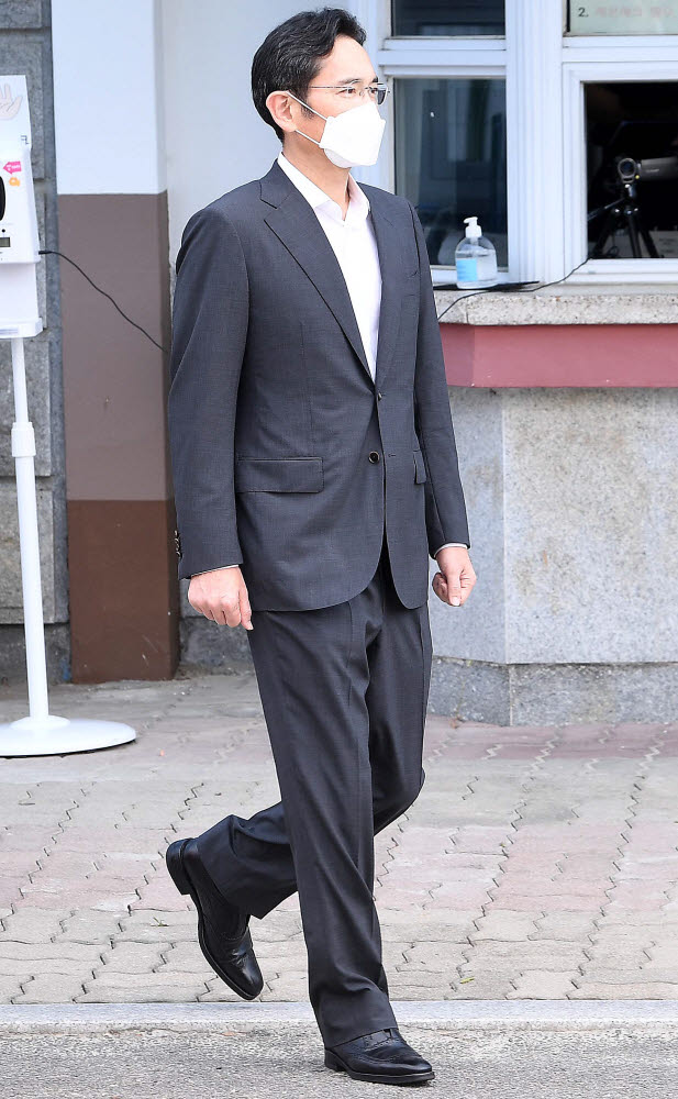 이재용 삼성전자 부회장이8월 13일 경기 의왕시 서울구치소에서 출소하고 있다.(자료: 전자신문 DB)