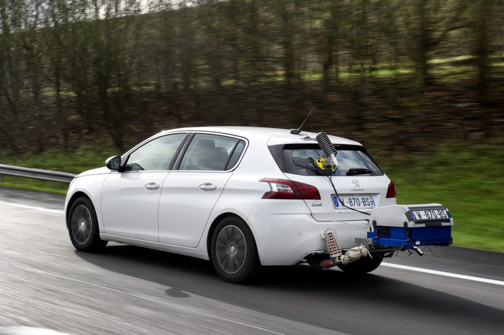 푸조 308이 실제 도로주행 환경에서 배출가스 테스트를 하고 있다.