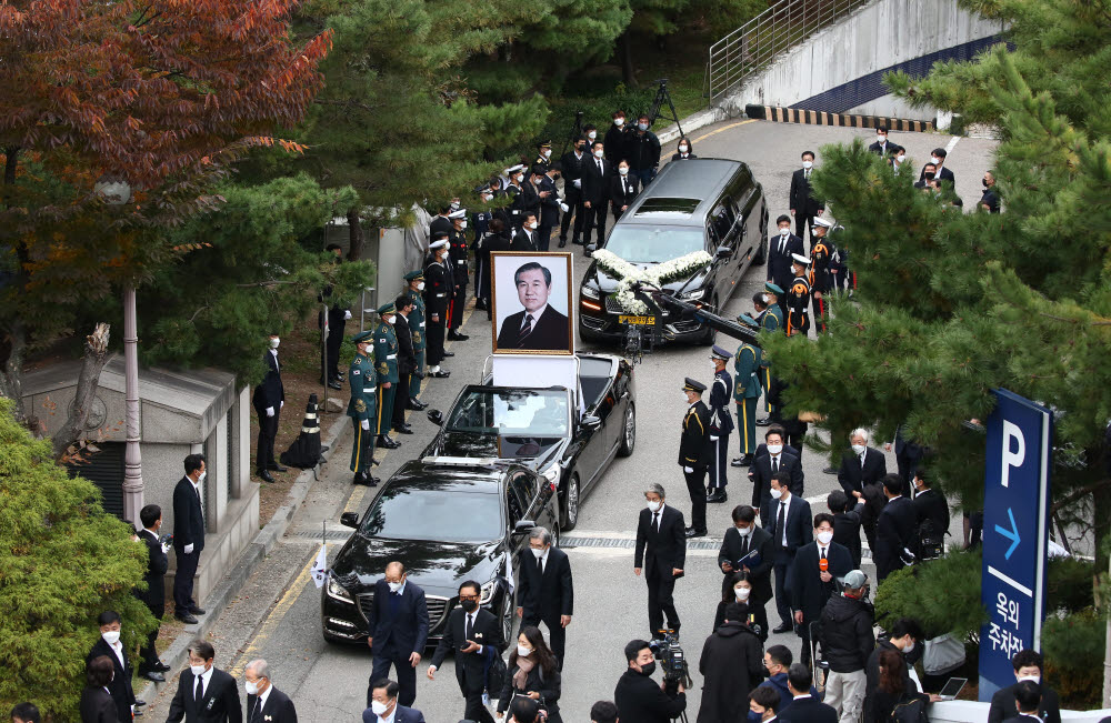 :30일 오전 서울 종로구 서울대병원 장례식장에서 고 노태우 전 대통령의 발인이 엄수되고 있다.