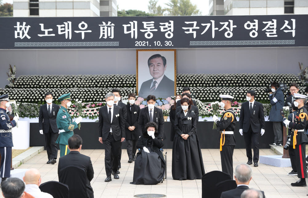 상주 및 유족들이 헌화와 분향을 하고 나오고 있다.