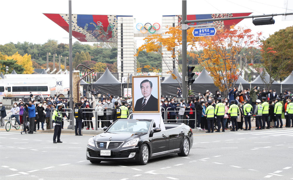 30일 고 노태우 전 대통령 국가장 영결식이 서울 송파구 올림픽공원 평화의 광장에서 엄수됐다. 노태우 전 대통령의 영정을 실은 차량이 올림픽공원 평화의 광장을 빠져나오고있다.