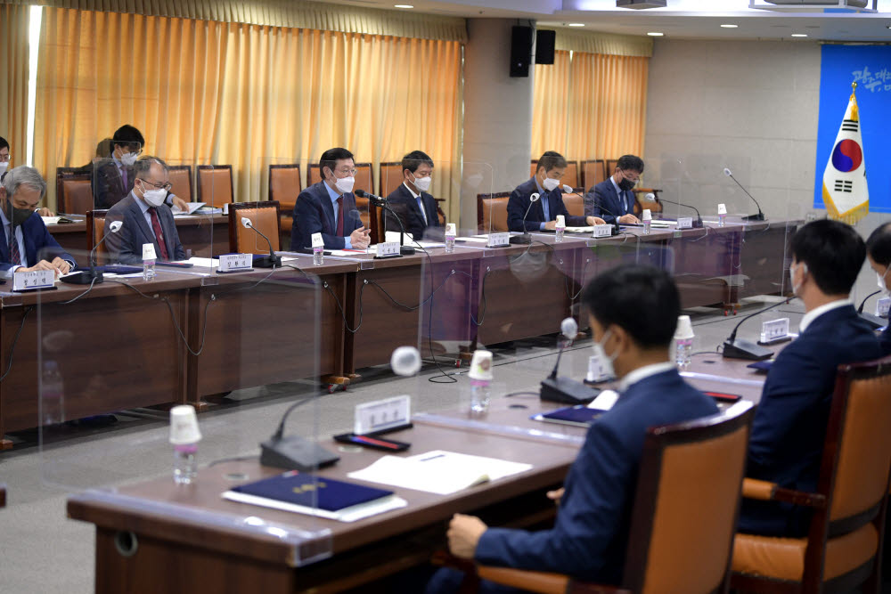 이용섭 광주시장이 29일 오전 시청 중회의실에서 열린 노사민정협의회 회의를 주재하고 있다.