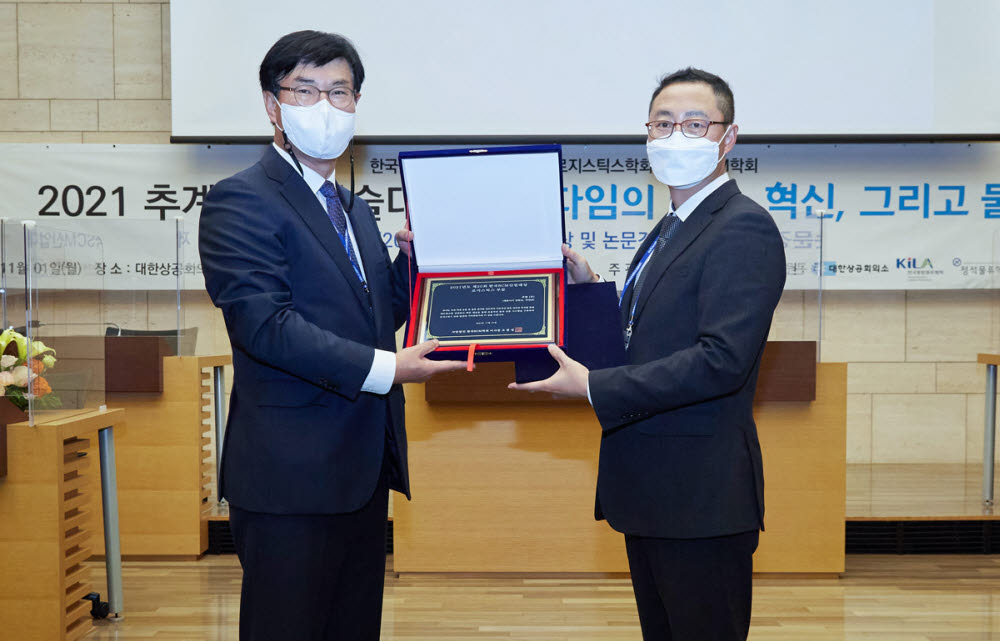 김명규 쿠팡 물류정책 전무(오른쪽)가 고창성 한국 SCM학회 이사장으로부터 제20회 한국 SCM 산업대상 시상식에서 로지스틱스 부문 대상과 산업통상자원부 장관 표창을 수상하고 있다.