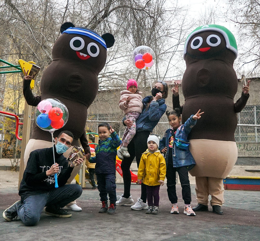 지난해 카자흐스탄에서 빼빼로 프로모션을 진행한 모습. [사진=롯데제과]