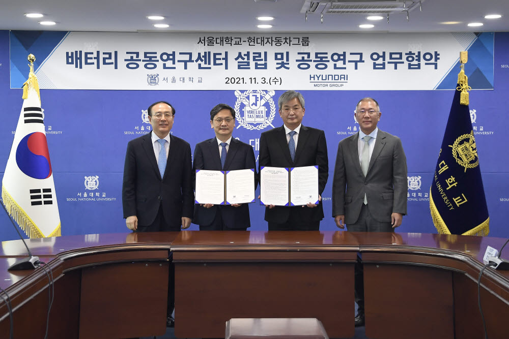 3일 서울 관악구 서울대 관악캠퍼스 행정관에서 열린 현대차그룹-서울대 배터리 공동연구센터 설립 및 중장기 공동연구를 위한 업무협약(MOU) 체결식에서 서울대 오세정 총장, 이병호 공대학장, 현대차그룹 임태원 전무, 정의선 회장(왼쪽부터)이 MOU 체결 후 기념촬영하고 있다.