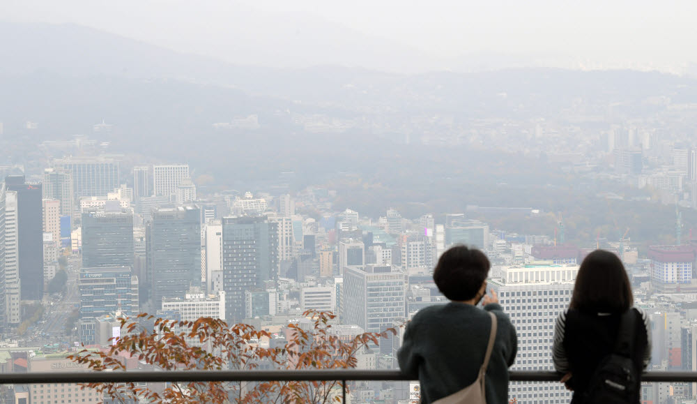 전국 곳곳에 초미세먼지 농도가 나쁨 수준을 보인 5일 서울 남산공원에서 바라본 도심이 뿌옇다.