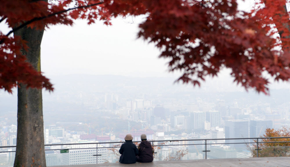 전국 곳곳에 초미세먼지 농도가 나쁨 수준을 보인 5일 서울 남산공원에서 바라본 도심이 뿌옇다.