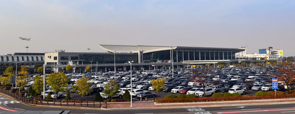 위드코로나 첫 주말, 꽉 찬 김포공항