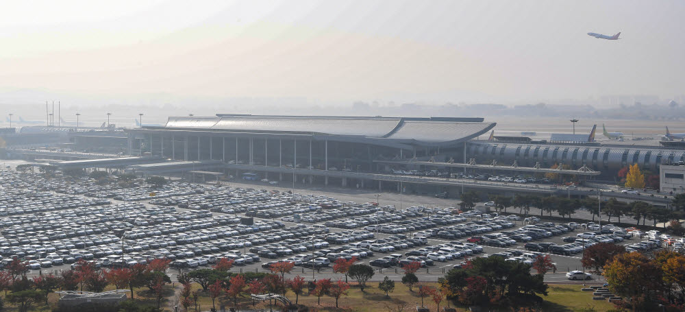 위드코로나 첫 주말, 꽉 찬 김포공항