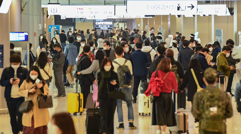 단계적 일상회복(위드 코로나) 1단계 시행 후 첫 주말인 지난 7일 김포공항 국내선 청사가 여행객들로 붐비고 있다. 이동근기자 foto@etnews.com