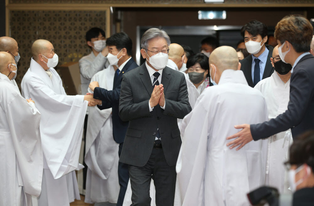 더불어민주당 이재명 대선 후보가 더불어민주당 이재명 대선 후보가 8일 오후 서울 종로구 조계사에서 총무원장인 원행스님을 예방하기 위해 총무원장실에 입장하고 있다. 국회사진기자단