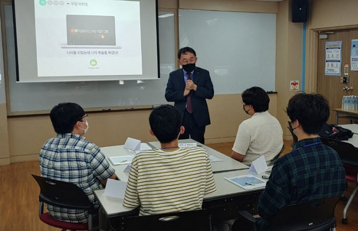 시범운영 중 교육목적을설명 중인 이승섭 교학부총장