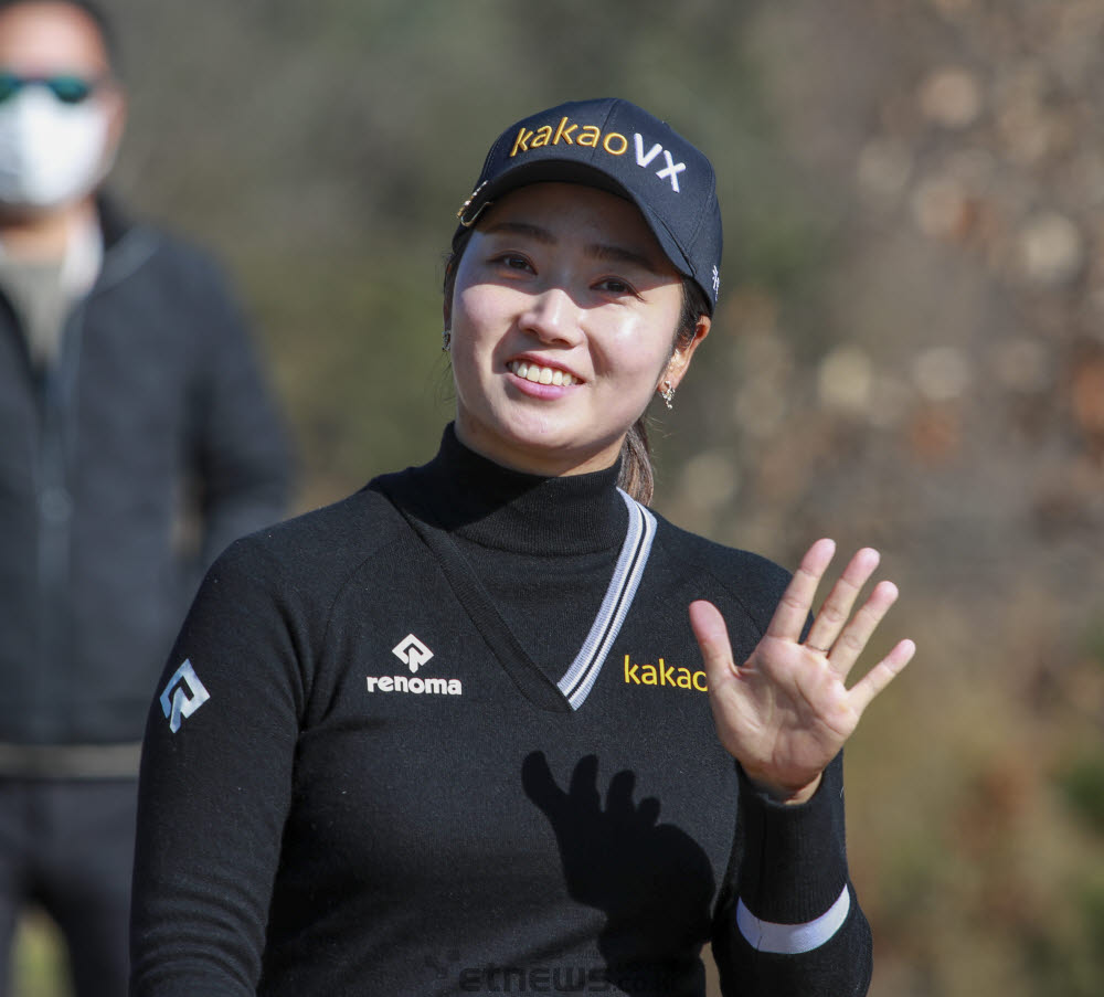 [포토]한진선, 손 인사로 후반전 시작해요