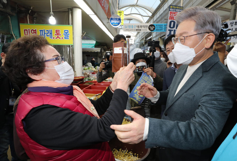 이재명 더불어민주당 대선후보가 13일 경남 창원시 마산합포구 마산어시장을 방문, 상인과 대화하고 있다. 연합뉴스.