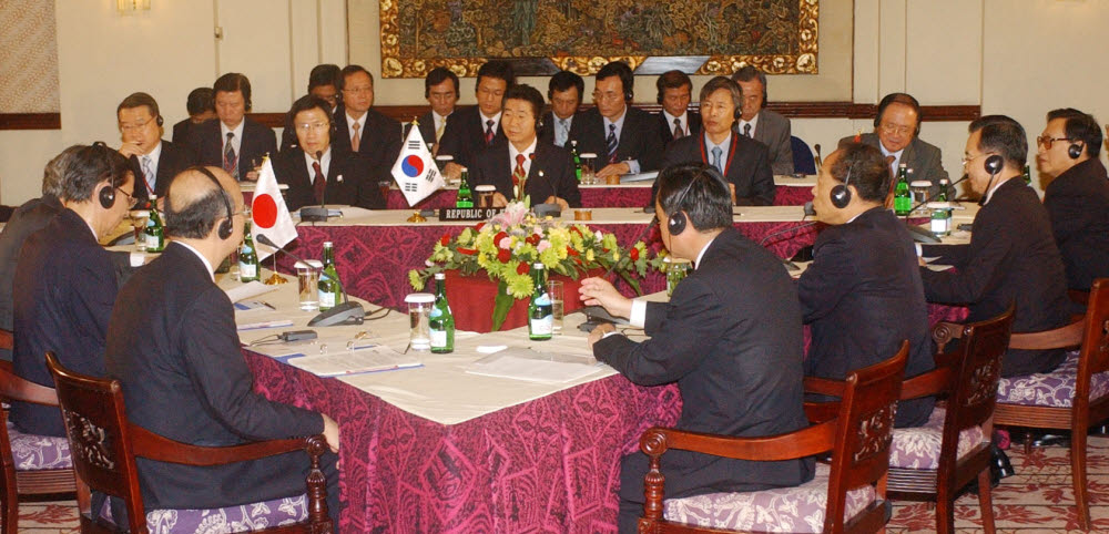 한국과 일본, 중국 정상은 7일 오전 발리 시내 하얏트 호텔에서 제5차 3국 정상회담을 갖고 공동관심사와 협력방안에 대해 논의했다.