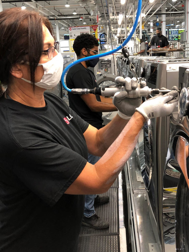 미국 테네시주 클락스빌에 위치한 LG전자 세탁기 공장에서 직원들이 생산작업을 하고 있다.