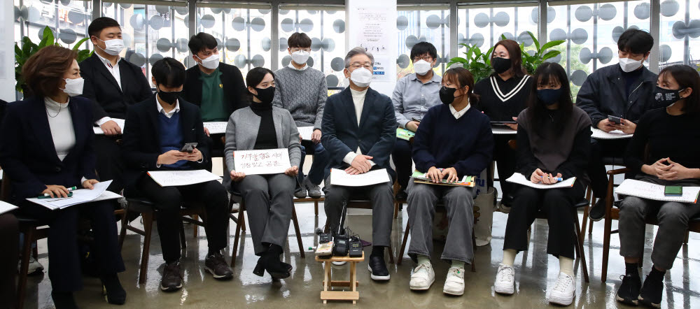 이재명 대선 후보가 16일 서울 서대문구 청년문화공간 신촌파랑고래에서 열린 청소년·청년 기후활동가 간담회에서 참석자들과 대화하고 있다