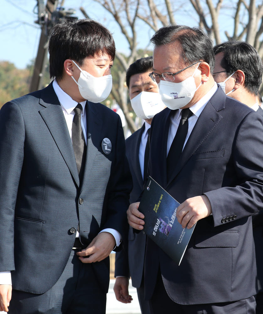 대화하는 김부겸 총리와 국민의 힘 이준석 대표